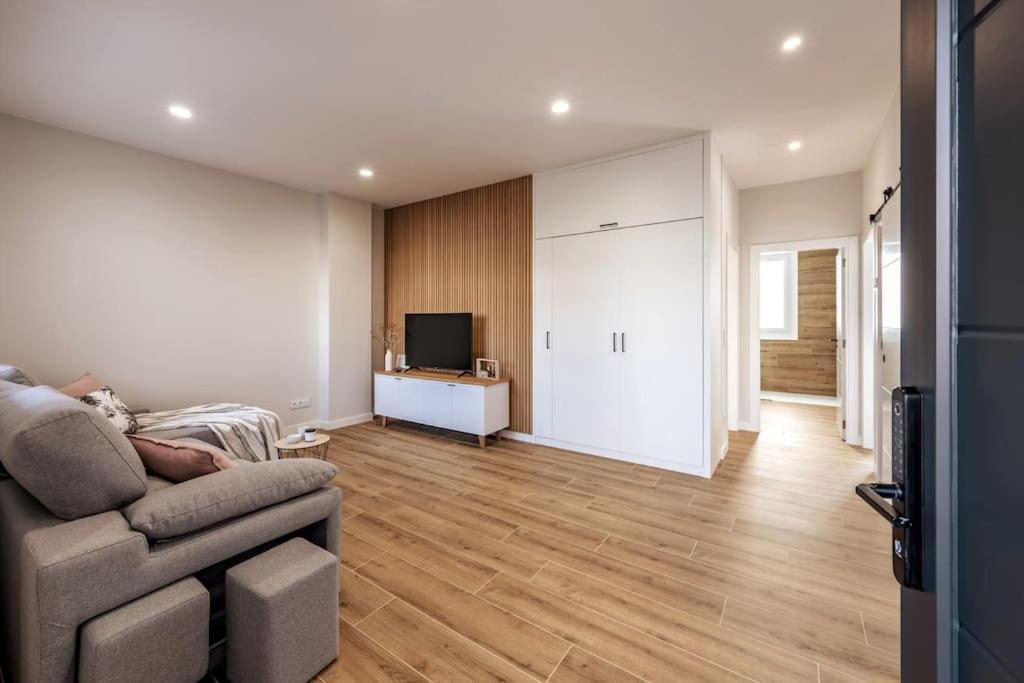 Apartment White Tree By Arca Azahar *